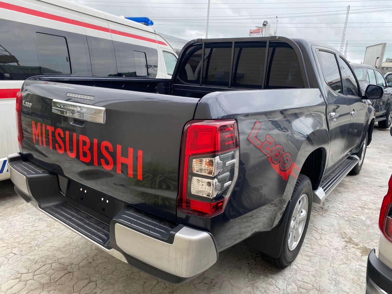 L200_black2