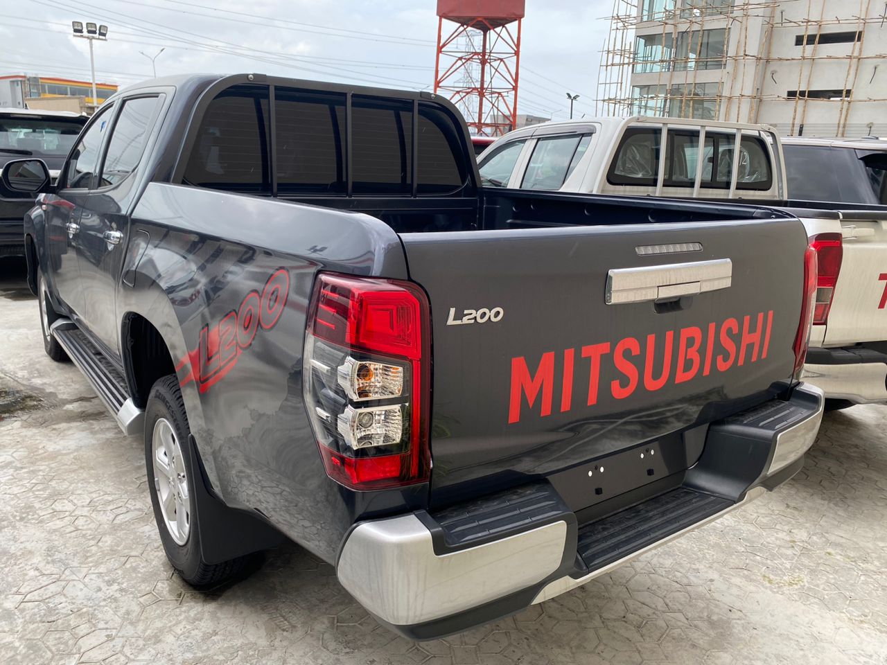 L200_black4